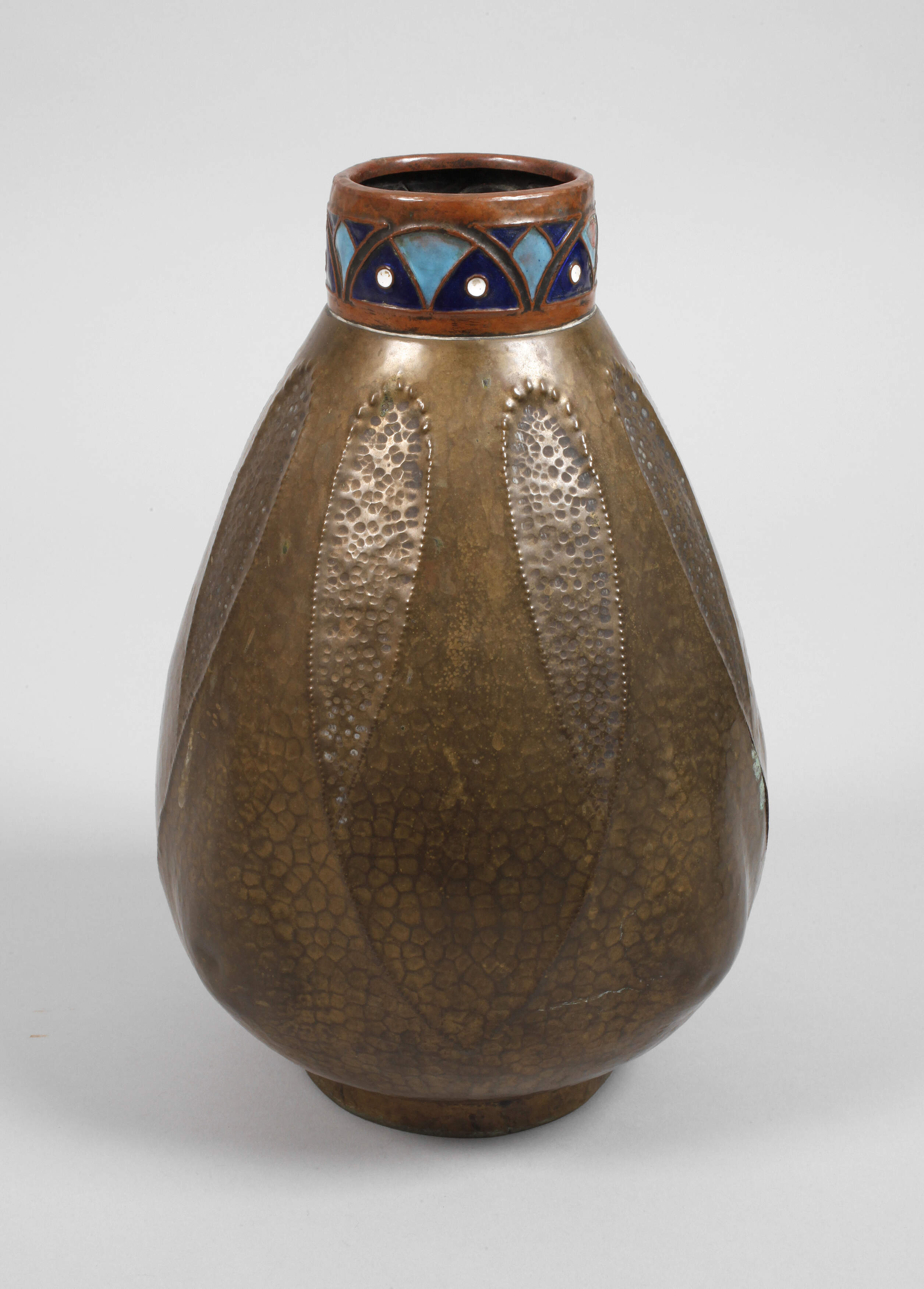 Vase mit Emailledekor