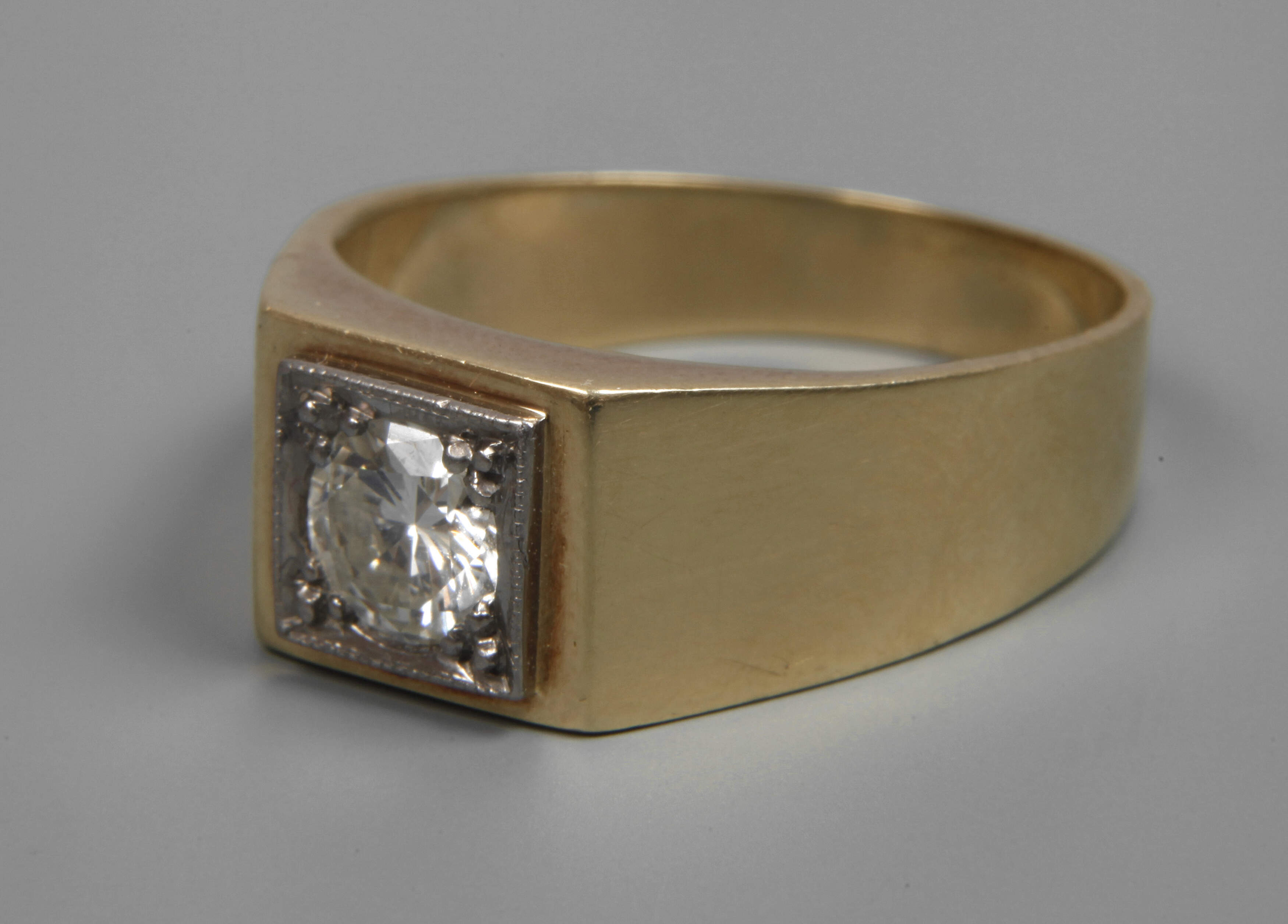 Herrenring mit Brillant von 0,66 ct