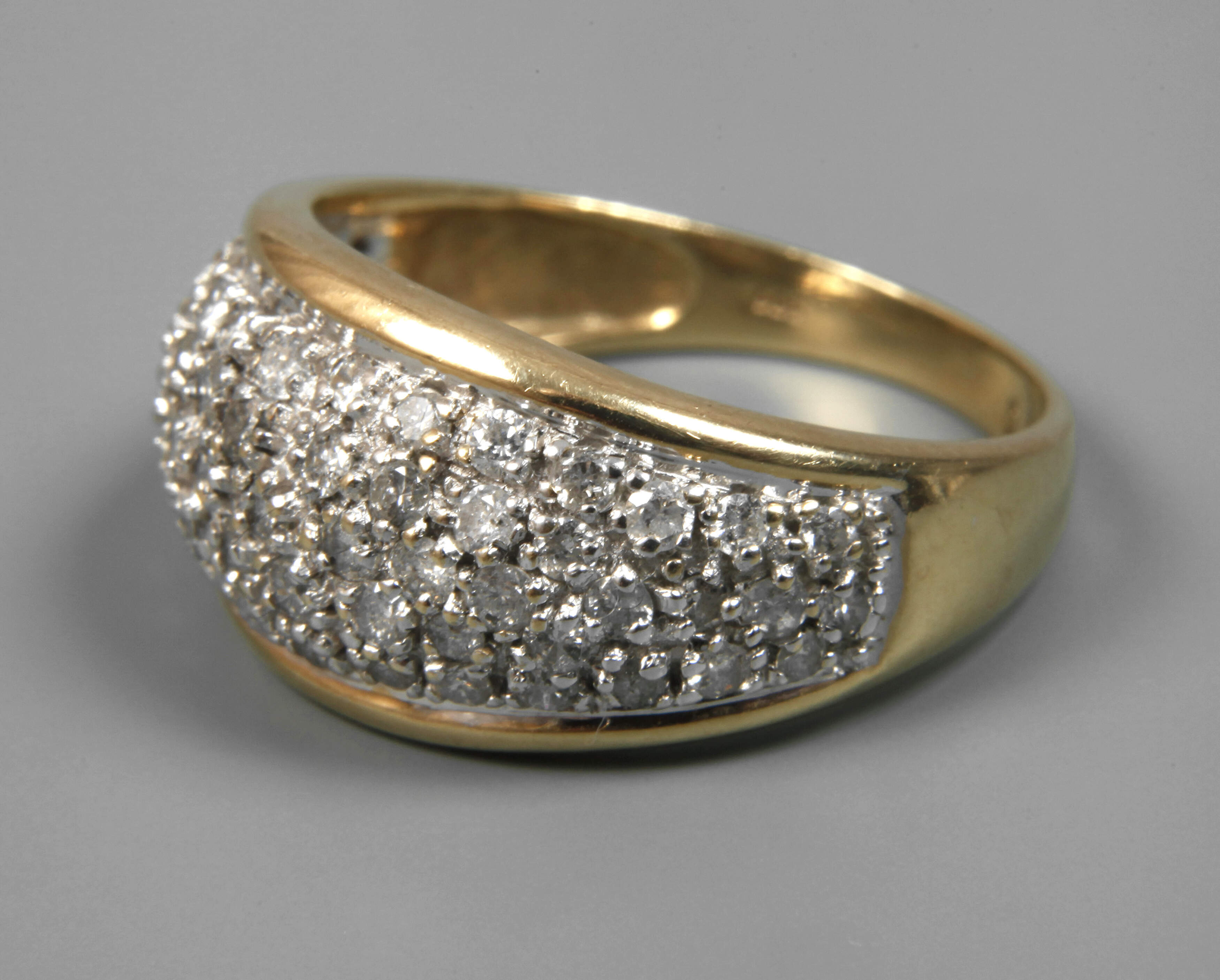 Goldring mit Diamanten