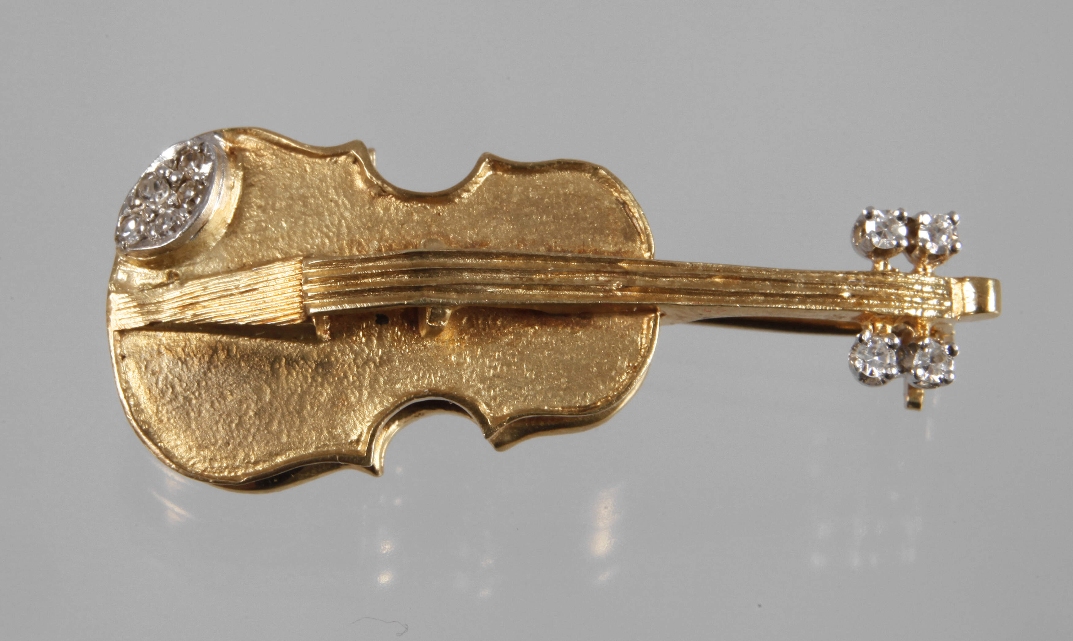 Violinenbrosche mit Diamanten