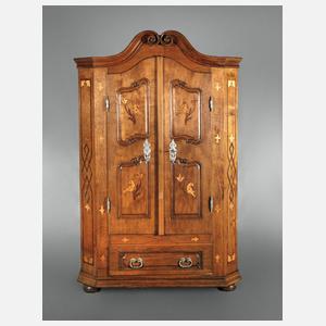 Feiner Kleiderschrank barock