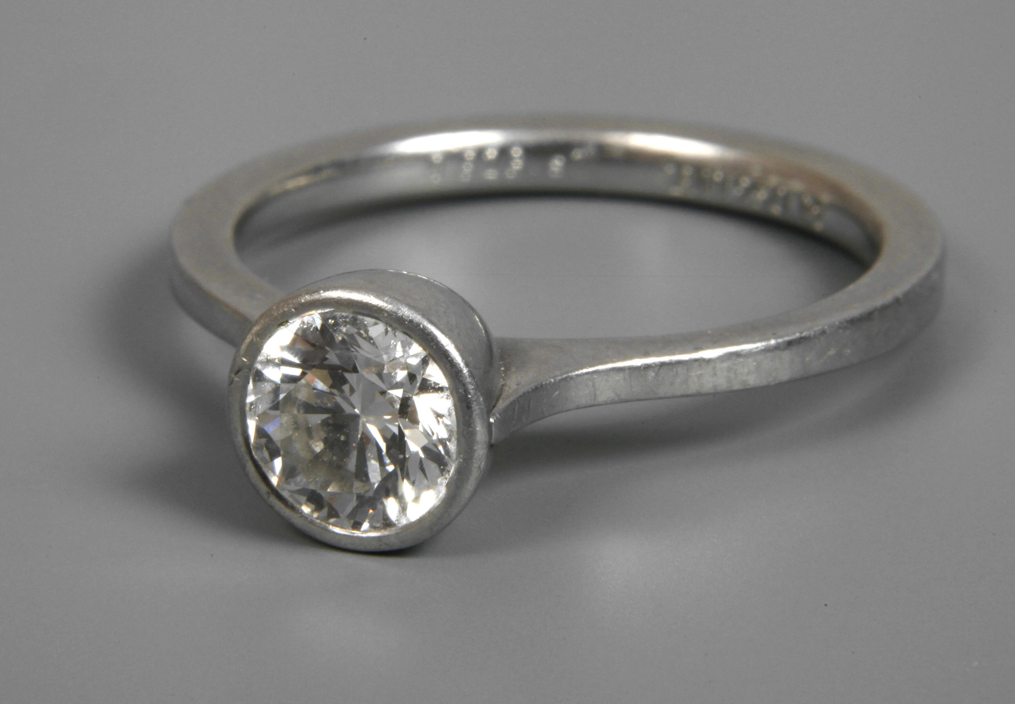 Platinring mit Brillant von 0,92 ct