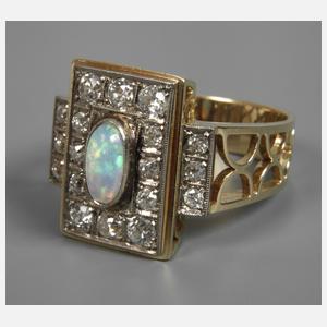 Prachtvoller Ring mit Edelopal und Diamanten