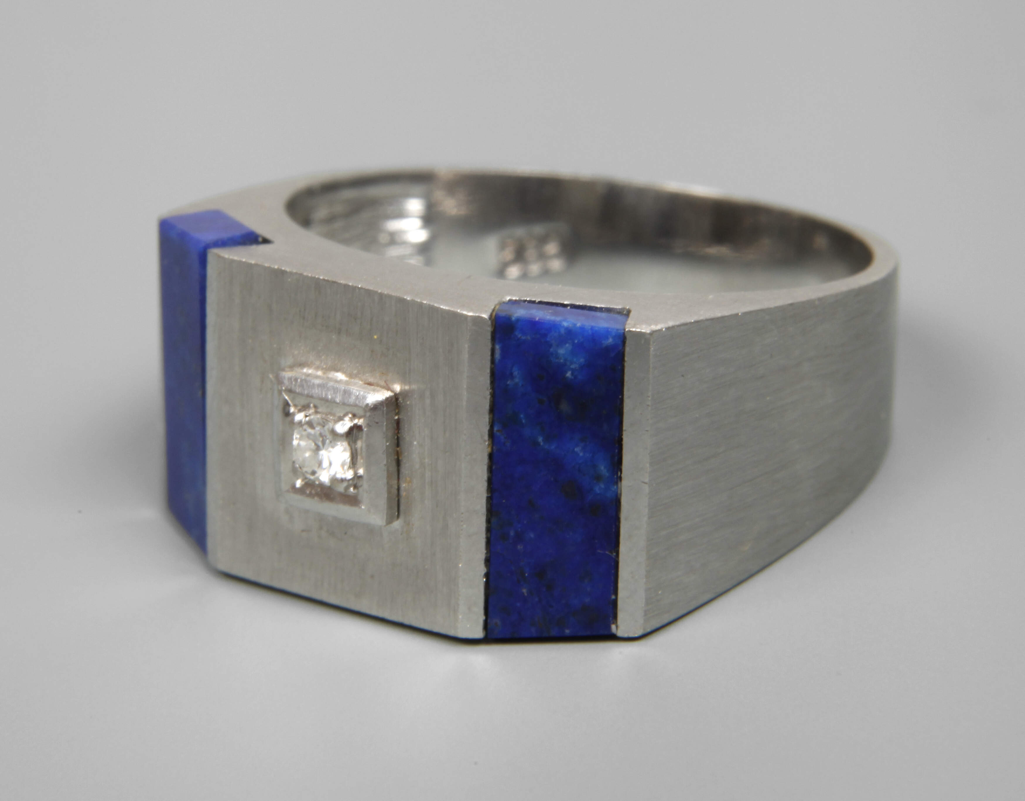 Herrenring mit Lapislazuli und Brillant