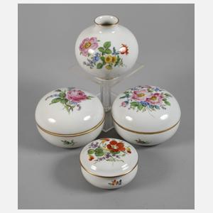 Meissen drei Deckeldosen und Vase Blumenmalerei