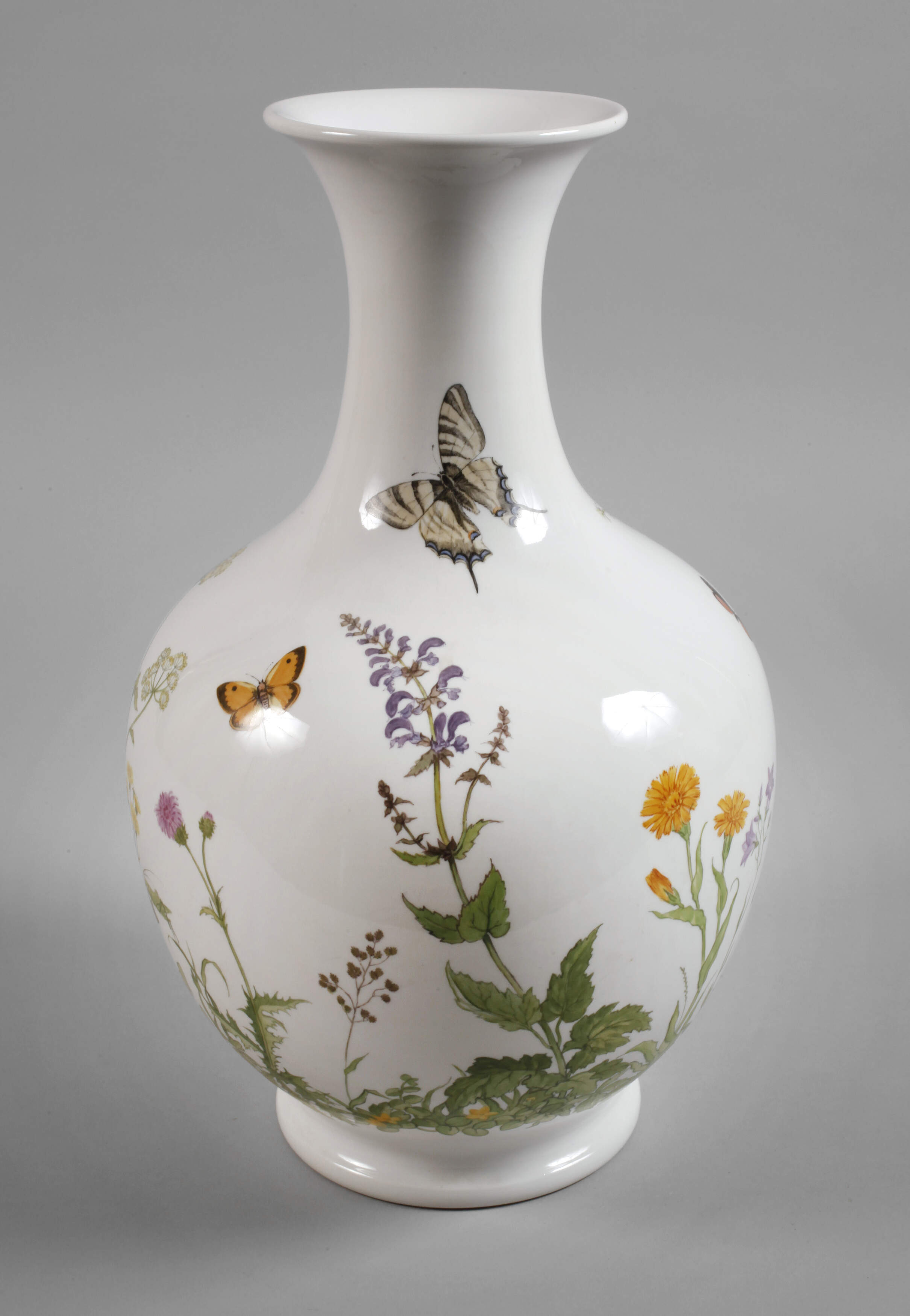 Nymphenburg große Balustervase Blumenwiesendekor