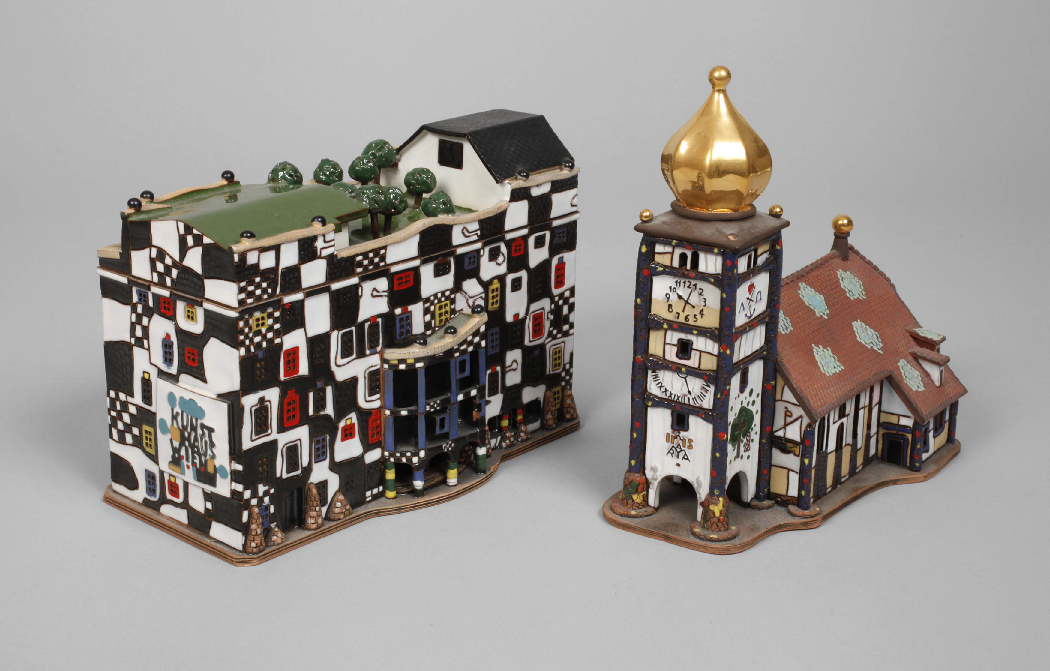 Zwei Architekturmodelle Friedensreich Hundertwasser