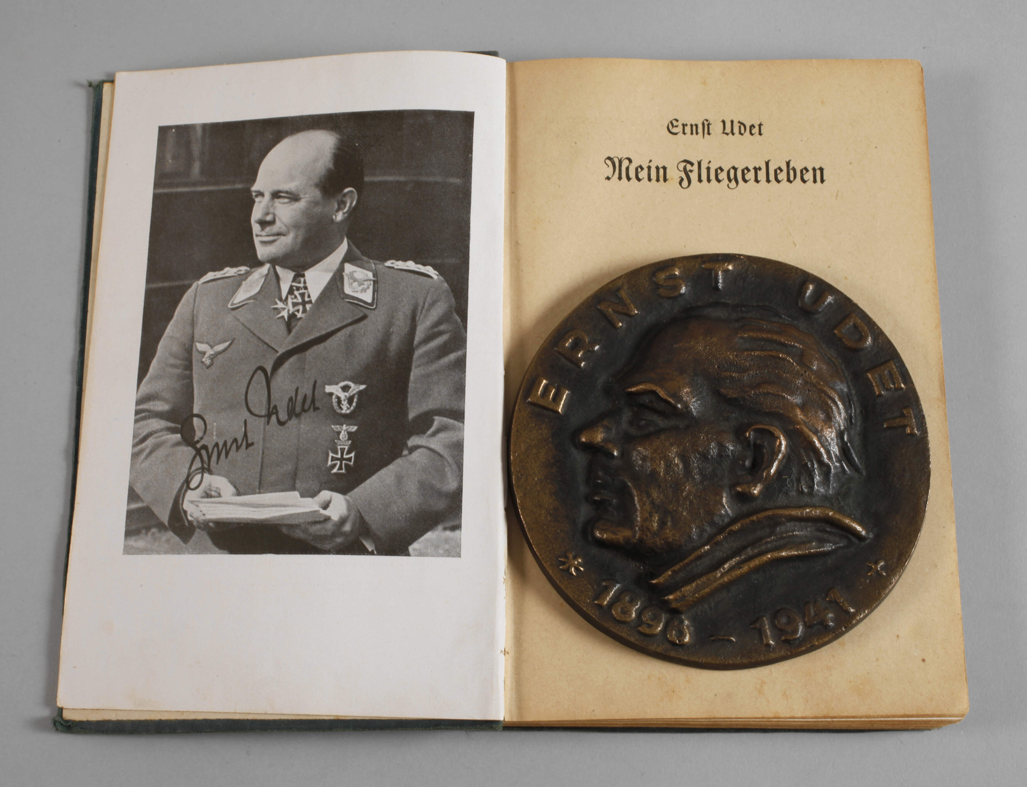 Plakette und Buch Ernst Udet