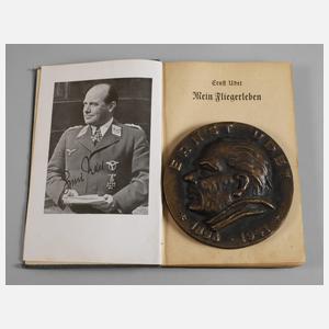 Plakette und Buch Ernst Udet