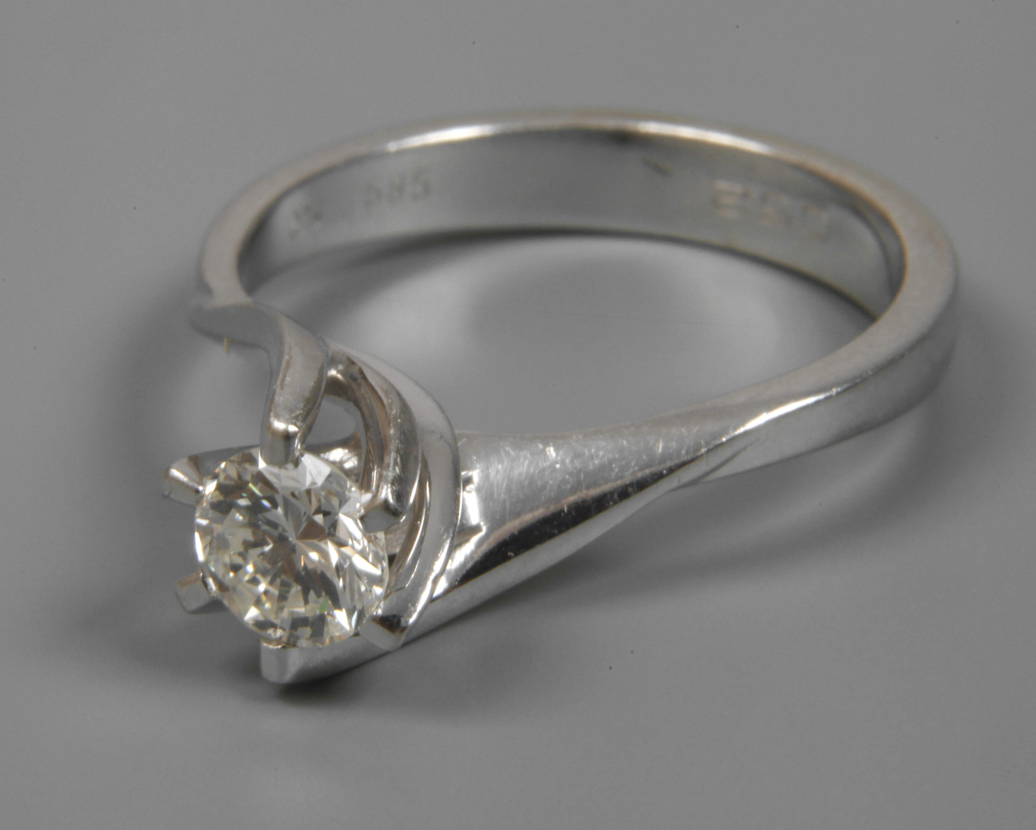 Damenring mit Brillant von 0,52 ct