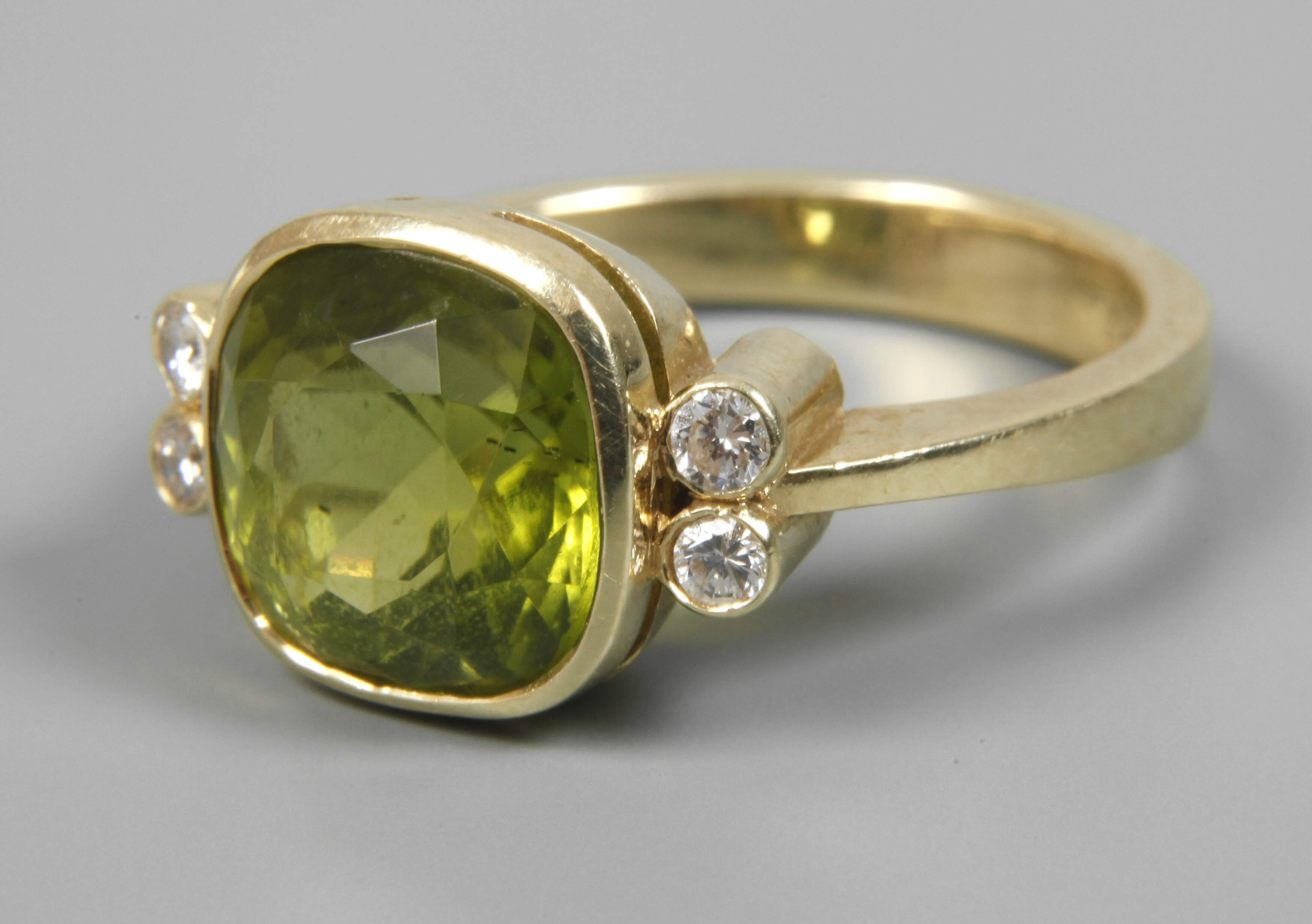 Damenring mit Peridot