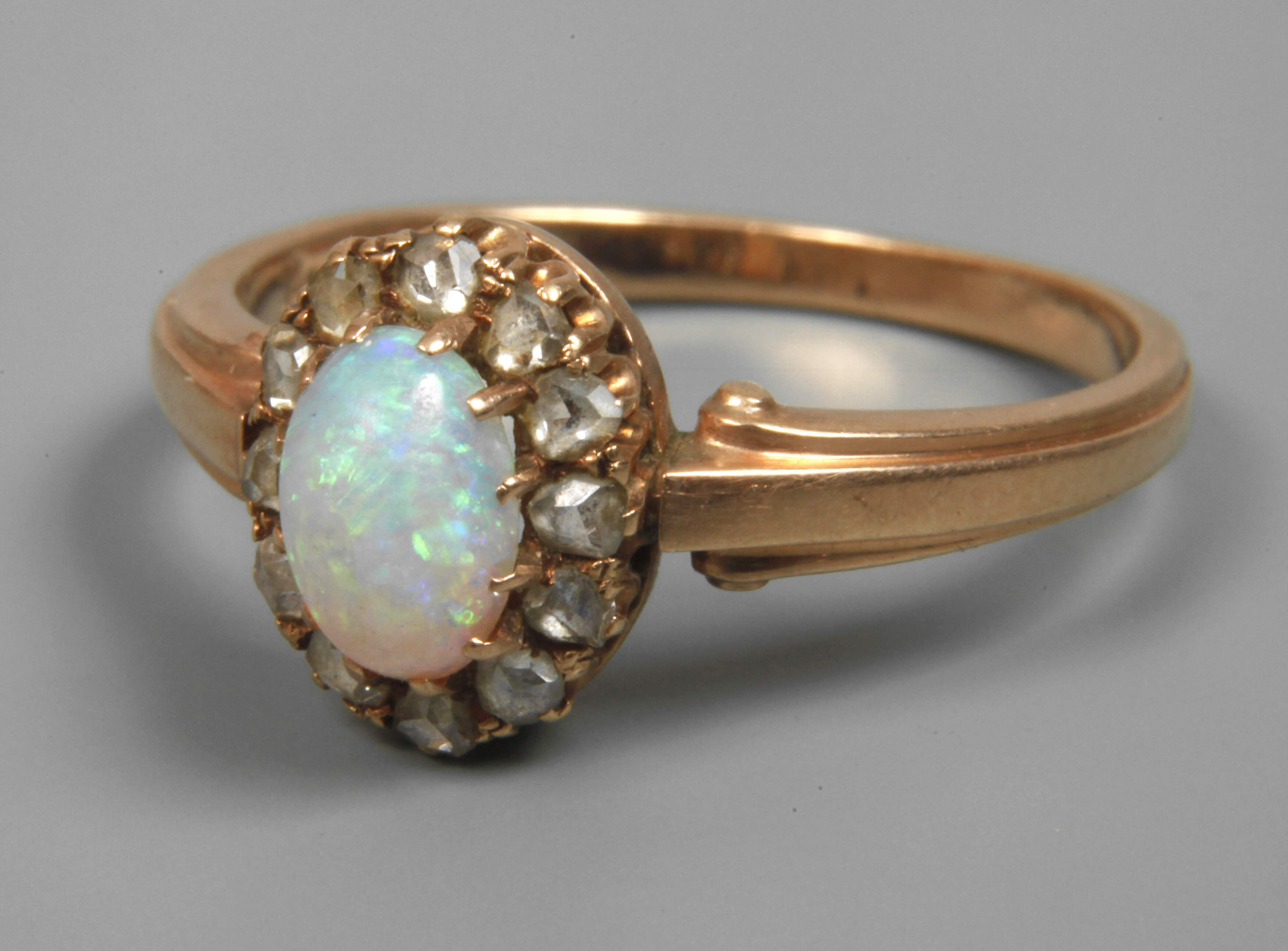 Damenring mit Edelopal und Diamanten