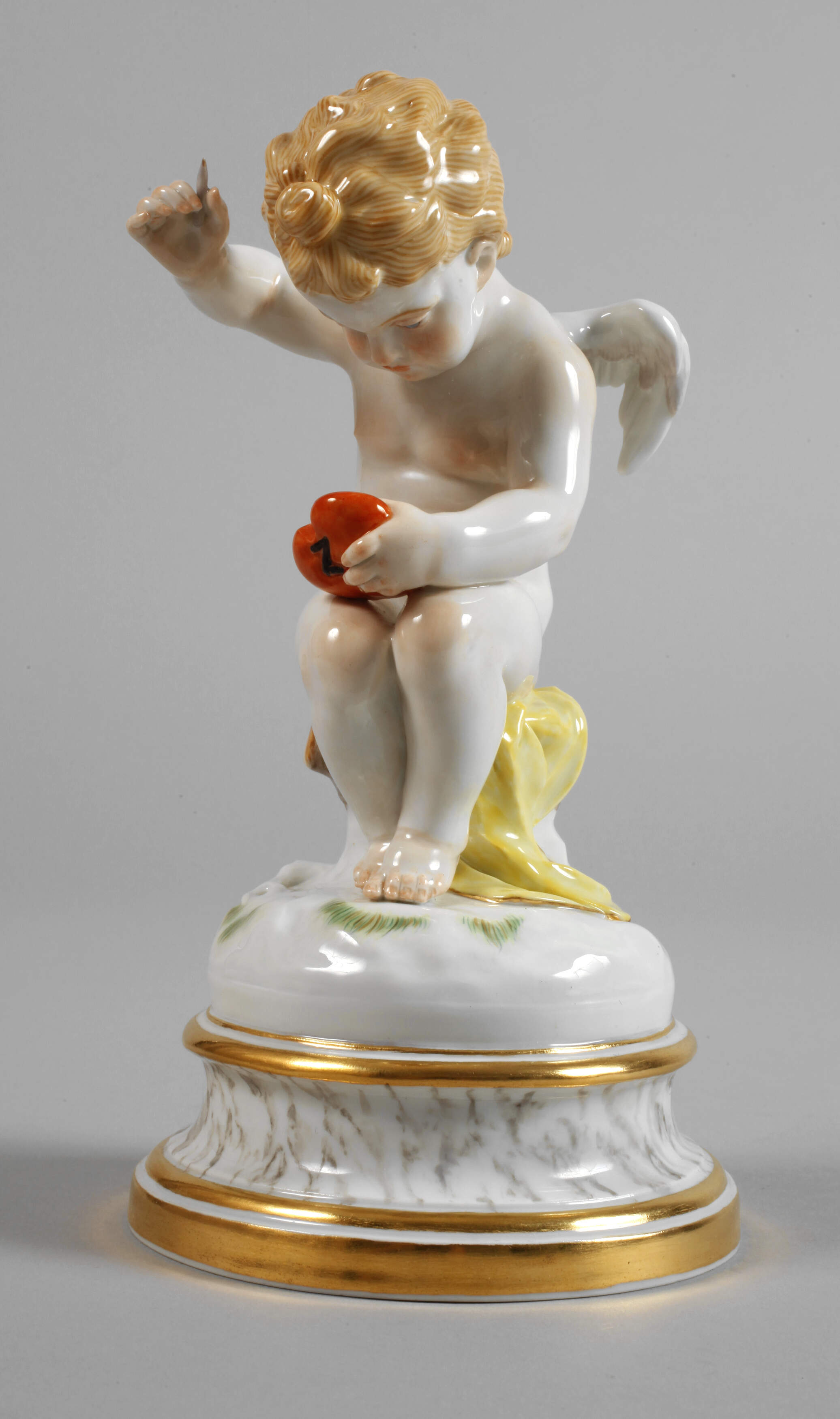 Meissen "Amor, ein verwundetes Herz flickend"