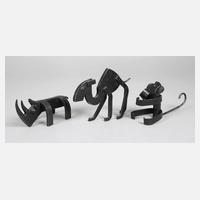 Drei stilisierte Tierfiguren111